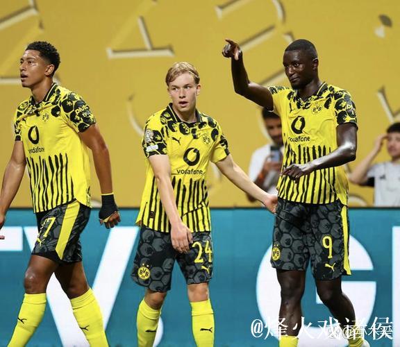 塞雷佐和半数马竞球员分组造访四家医院，为孩子们分发玩具